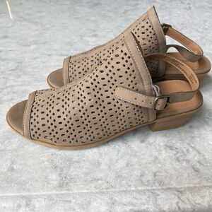 EUC Lucky Brand UG-Bardolph Peep Toe Sling Back Sandals - Girls 5 / Women’s 7